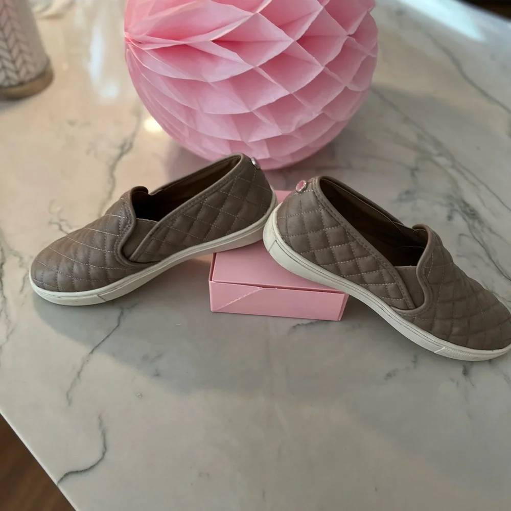 Steve Madden quilted slip on shoes Sz 8.5